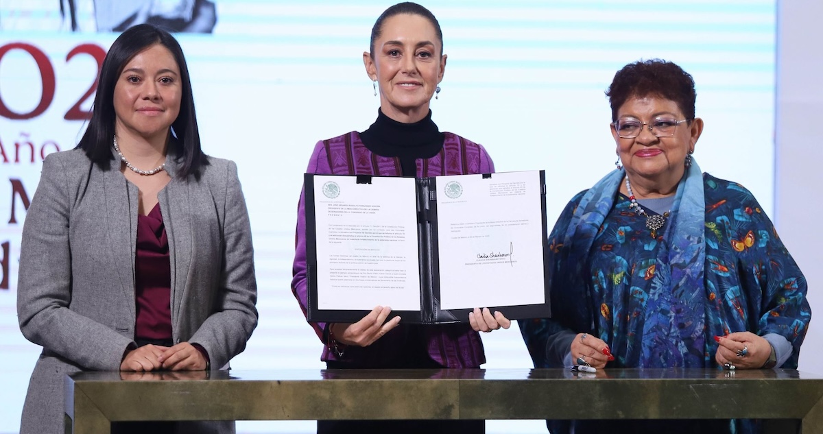 La Presidenta Claudia Sheinbaum Pardo presentó este jueves en su conferencia mañanera una iniciativa de reforma de los artículos 19 y 40 de la Constitución para impedir, “bajo ninguna circunstancia aceptará intervenciones, intromisiones.