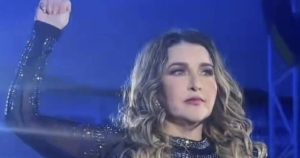 Alicia Villarreal hace señal de auxilio durante concierto en Michoacán.