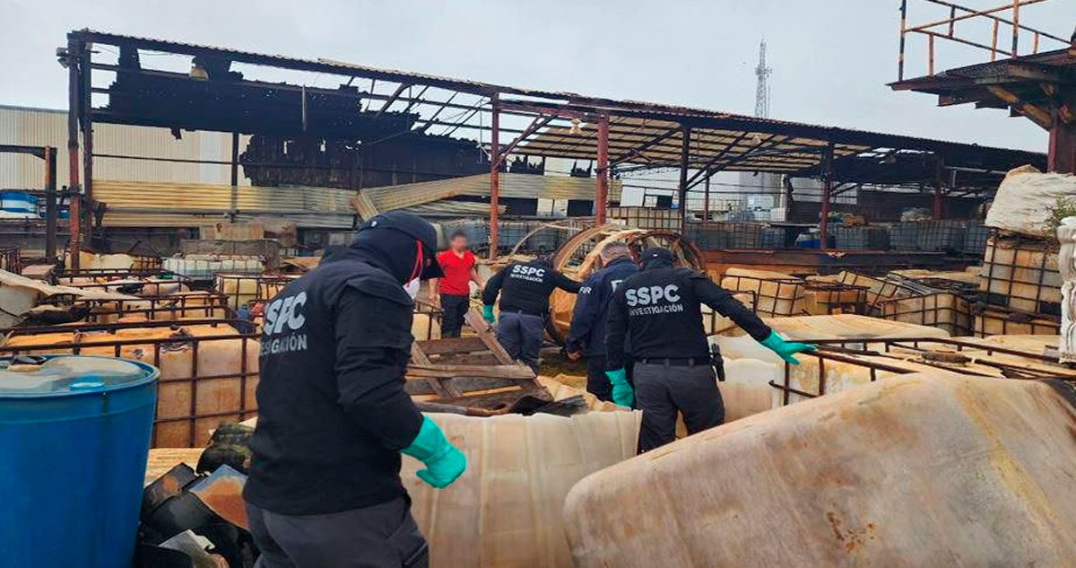 Gabinete de Seguridad catea inmueble en Nuevo León y asegura sustancias químicas para elaboración de drogas.
