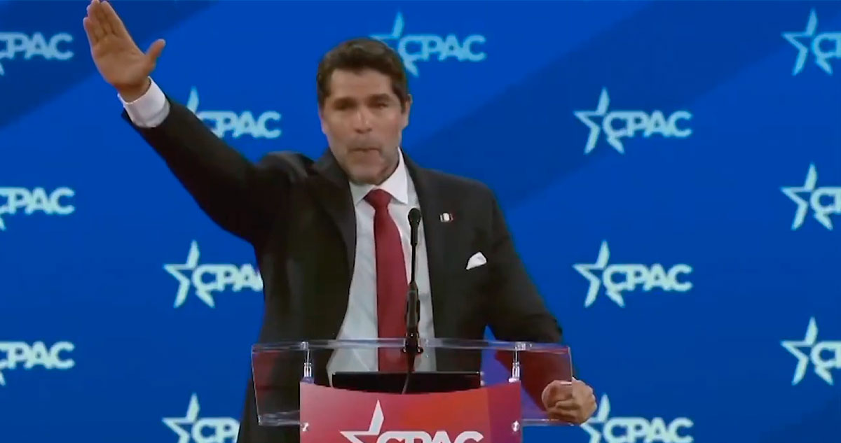 Eduardo Verástegui realiza saludo nazi