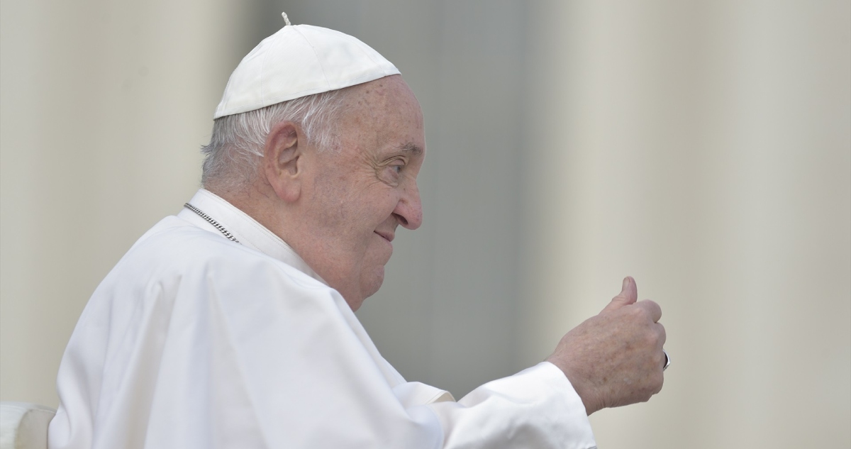 El estado clínico del Papa Francisco ha experimentado una "ligera mejoría" en las últimas 24 horas y la insuficiencia renal que se observó en los últimos días ha remitido, según el último parte médico difundido por el Vaticano este miércoles.