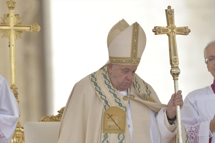 El Papa Francisco ha experimentado una "ligera mejoría" dentro de las "condiciones críticas" de su estado de salud, según ha informado la Santa Sede en un comunicado este lunes por la tarde.