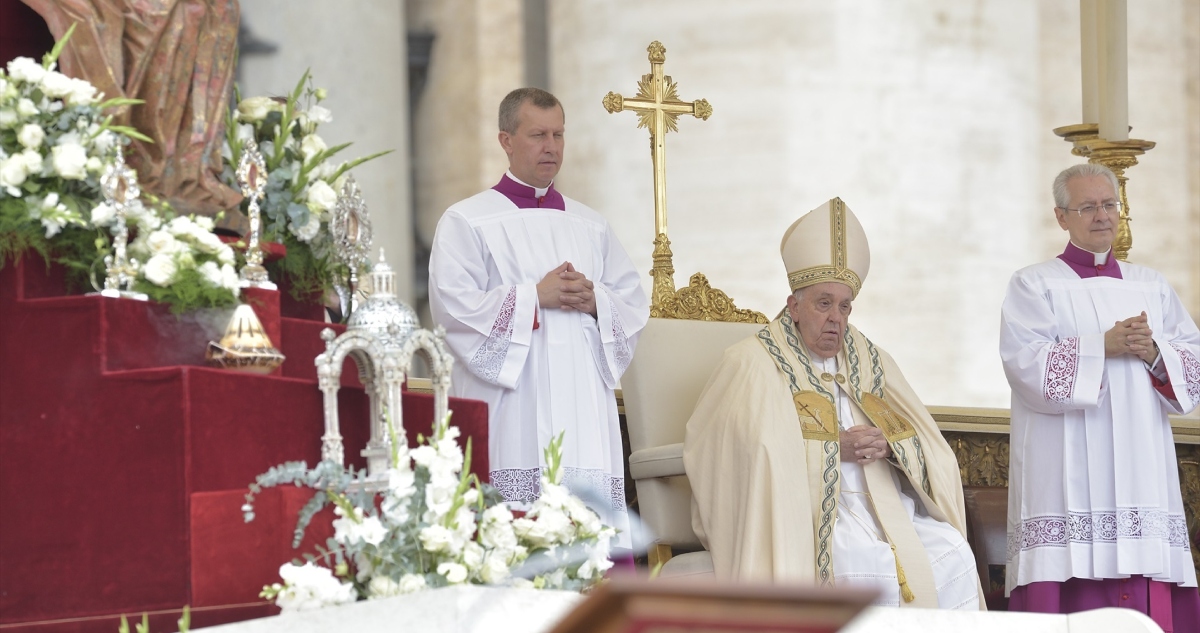 El Papa Francisco continúa con su mejoría si bien el cuadro clínico sigue siendo "complejo", según el último parte médico difundido por el Vaticano este jueves.