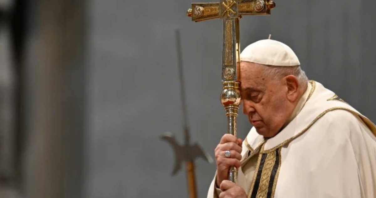 El Papa sufre otra crisis respiratoria, sigue en estado "reservado", dice el Vaticano.