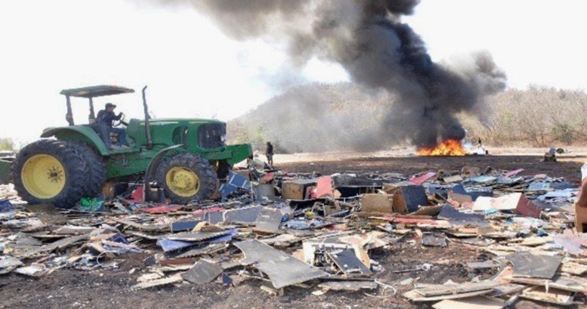 FGR destruye más de dos toneladas de droga y equipo táctico incautado en Sinaloa.