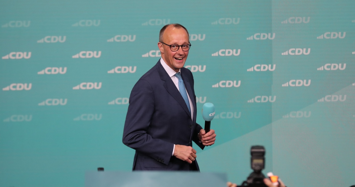 Friedrich Merz, el líder de la Unión Demócrata Cristiana (CDU), será con toda probabilidad el próximo Canciller de Alemania después de que su partido fuera el más votado en las elecciones del domingo 23 de febrero, seguido de la Alternativa para Alemania (AfD), de extrema derecha, que obtuvo su mejor resultado en unas elecciones federales.