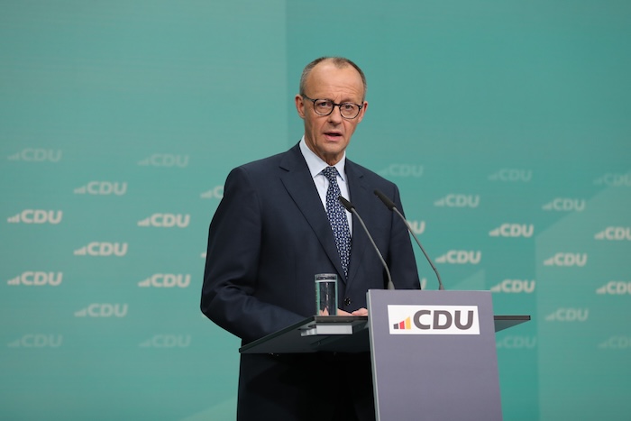 Friedrich Merz, el líder de la Unión Demócrata Cristiana (CDU), será con toda probabilidad el próximo Canciller de Alemania después de que su partido fuera el más votado en las elecciones del domingo 23 de febrero, seguido de la Alternativa para Alemania (AfD), de extrema derecha, que obtuvo su mejor resultado en unas elecciones federales.