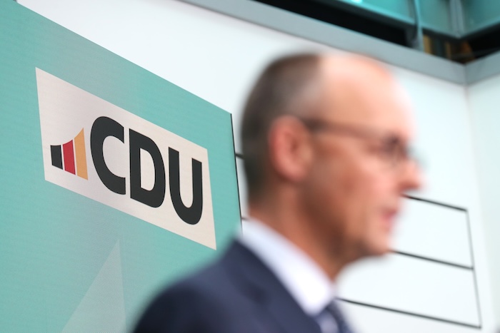 Friedrich Merz, el líder de la Unión Demócrata Cristiana (CDU), será con toda probabilidad el próximo Canciller de Alemania después de que su partido fuera el más votado en las elecciones del domingo 23 de febrero, seguido de la Alternativa para Alemania (AfD), de extrema derecha, que obtuvo su mejor resultado en unas elecciones federales.
