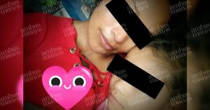 Luego de ser reportada como desaparecida, autoridades encontraron el cuerpo de Lluvia Yareni, una niña de ocho años, estaba enterrada en su propia casa en Huauchinango. Su madre y su padrastro fueron detenidos. Fue durante un cateo en el domicilio que se ubica en el barrio de San Juan del municipio de Huauchinango, que se realizó el hallazgo por parte de la Fiscalía General del Estado (FGE). Elementos de la Unidad Especializada en Búsqueda de Personas, con ayuda de binomios caninos llegaron a la cerrada Isabel católica. En este lugar se percataron de una superficie con una excavación al interior de una de las habitaciones. Al remover la tierra hallaron el cuerpo de la menor, quien tenía reporte de desaparición. Detienen a la madre y el padrastro, tras localizar el cuerpo de la pequeña Lluvia en Huauchinango Derivado de lo anterior, la FGE detuvo a la madre de la víctima, identificada como Angélica de 34 años y a su pareja y padrastro de Lluvia, Abraham de 48 años. Hasta el momento se desconoce el motivo del deceso de la menor, pero se presume que pudo haber ser víctima de un delito. Son los datos que se tienen de forma preliminar, ya que no se ha emitido un comunicado por parte de las autoridades. Violencia en Puebla cobra la vida de 5 niños en lo que va de 2025 Con el caso de Lluvia, suman ya cinco niños muertos en Puebla a causa de la violencia, en lo que va de 2025. Los casos se dieron bajo contextos de inseguridad, acoso escolar y ataques armados. El pasado 6 de febrero, Juanito, un niño de siete años que se quitó la vida en Zacatlán como consecuencia del acoso y la violencia escolar que sufrió por parte de su maestra de segundo de primaria, Estela N. Otro hecho trágico ocurrió el 4 de febrero cuando asesinaron a René, un bebé de nueve meses de edad, durante un intento de asalto a su familia en Zacatlán. La mañana del 15 de enero, a la niña Génesis Mei Ling, de tan solo 10 años de edad, la localizaron sin vida en Cuautlancingo. Encontraron su cuerpo cerca de unas escaleras en la casa donde solía jugar con los hijos del hombre que presuntamente la asesinó. El 13 de enero, Bárbara, una niña de 10 años, perdió la vida en Tecamachalco durante un ataque armado en una taquería donde se encontraba.