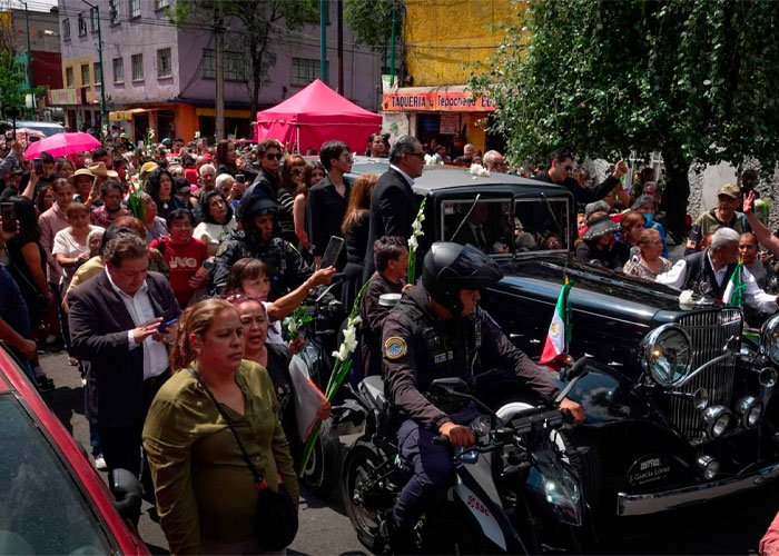 Fans despiden a Paquita la del Barrio en la CdMx