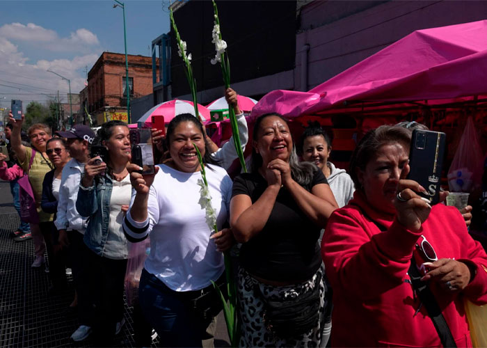 Fans despiden a Paquita la del Barrio en la CdMx