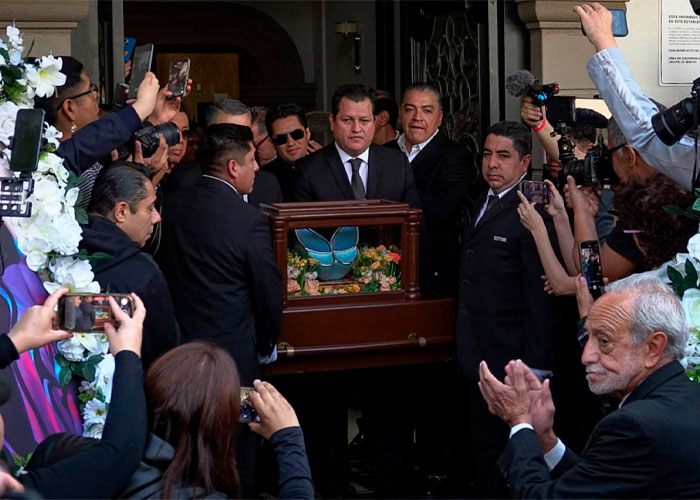 Fans despiden a Paquita la del Barrio en la CdMx