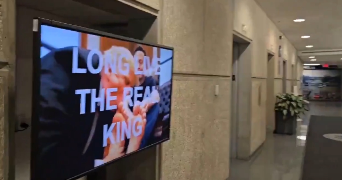 Un vídeo hecho con IA muestra a Trump chupando los pies de Elon Musk.