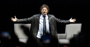 Un fragmento eliminado de la entrevista a Javier Milei en TN muestra la intervención de un asesor y sugiere que las preguntas fueron acordadas previamente con el periodista.