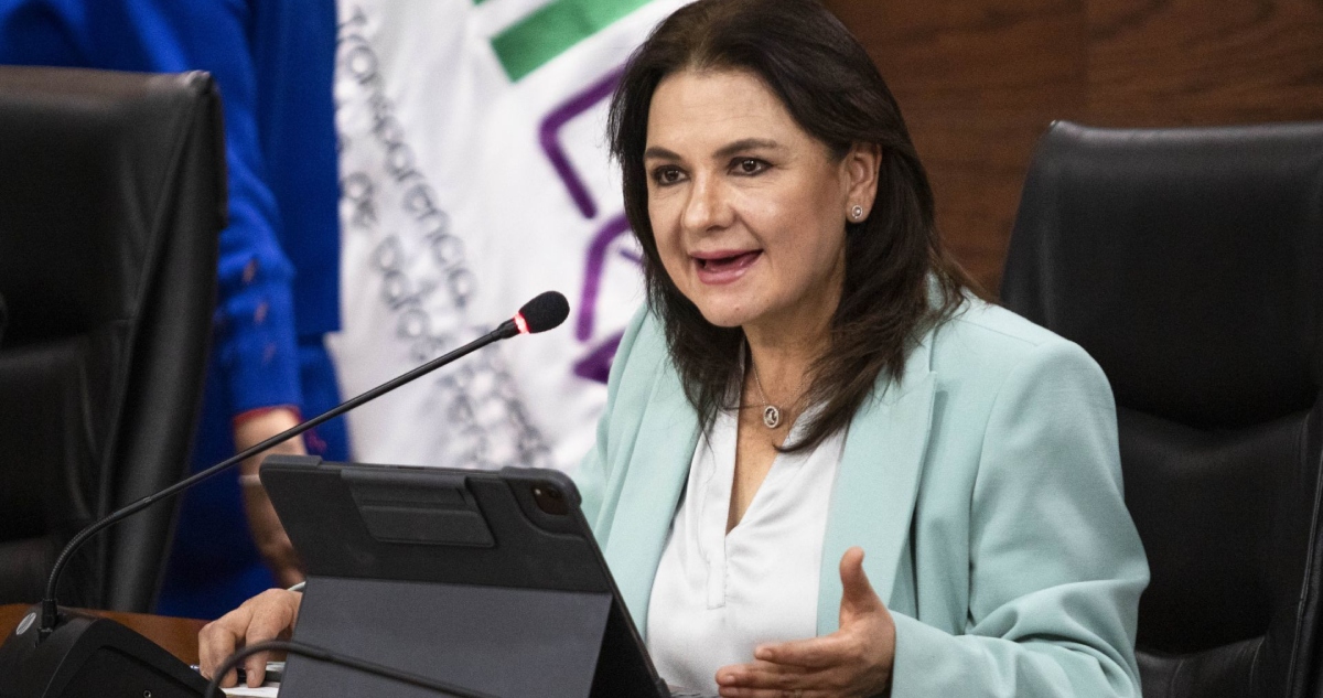 Comisionada Del Río y empleada del INAI protagonizan tenso enfrentamiento