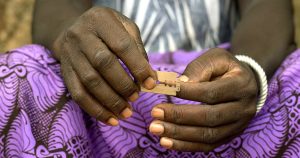 La mutilación genital femenina causa 44 mil muertes al año y es una crisis de salud.