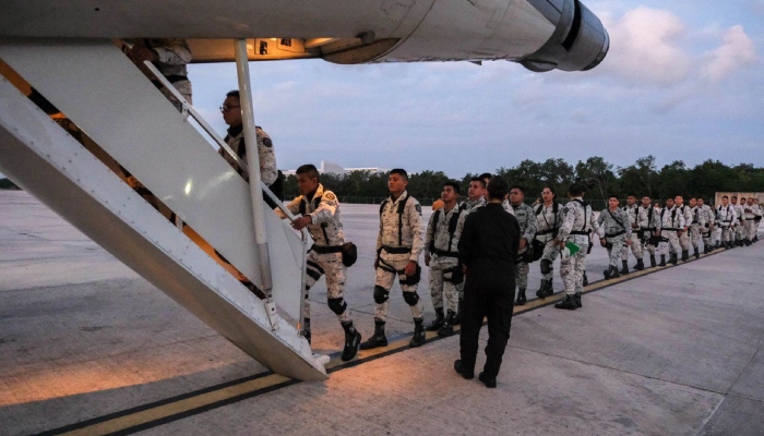 Elementos de la Guardia Nacional se desplazan a la frontera con Estados Unidos.