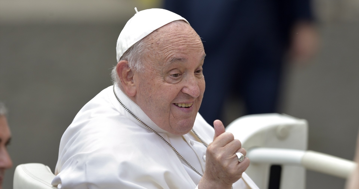 El Papa Francisco continúa mejorando su estado de salud y mantiene su actividad laboral, según ha informado este jueves por la tarde la Santa Sede en un comunicado.