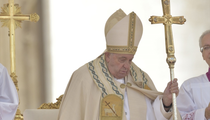 La mañana del sábado el Papa Francisco presentó una "crisis respiratoria asmática prolongada", que requirió suministro de oxígeno. 
