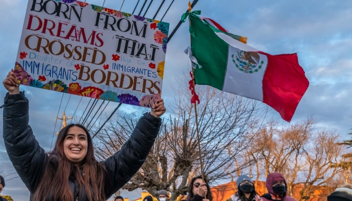 Migrantes protestan en EU contra políticas de Trump.