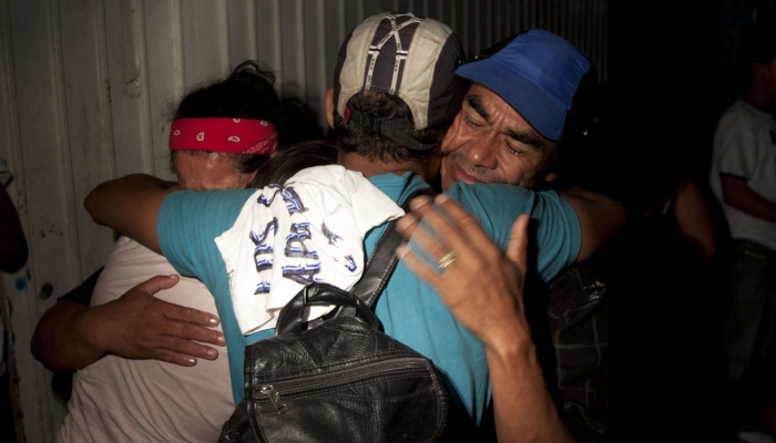 Una familia de migrantes centroamericanos se reunieron la noche de ayer en el albergue Hermanos en Camino del Padre Solalinde.