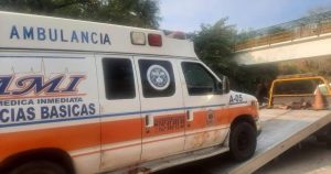 Rematan a cuatro en ambulancia en Acapulco.