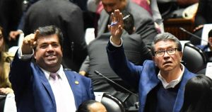 Pedro Haces (izquierda) y Ricardo Monreal durante una sesión de la Cámara de Diputados.