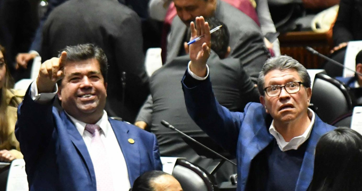 Pedro Haces (izquierda) y Ricardo Monreal durante una sesión de la Cámara de Diputados.