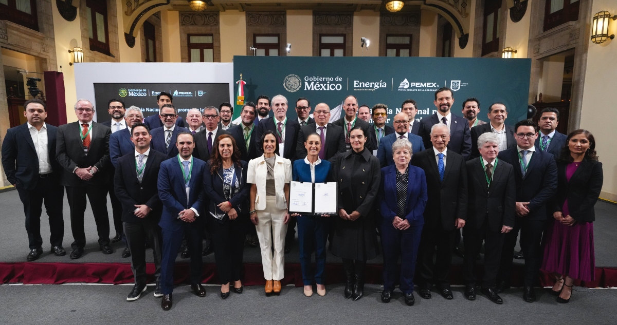 Claudia firma acuerdo con gasolineros: fijan precio máximo de combustible en 24 pesos.