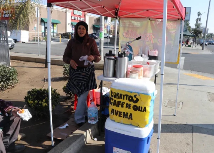 Vendedora ambulante en Los Ángeles.