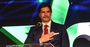 El político, exactor y productor Eduardo Verástegui tuvo el banderazo del INE para iniciar el proceso que, de lograr el apoyo suficiente, podría concluir en la creación de un nuevo partido político de ultraderecha en México.