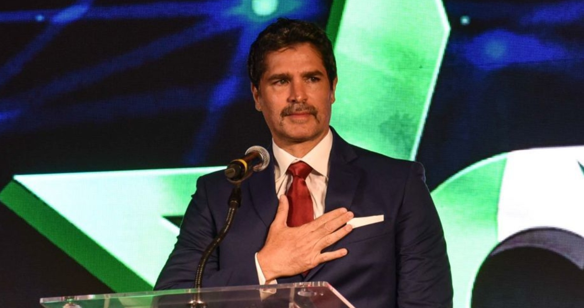 El político, exactor y productor Eduardo Verástegui tuvo el banderazo del INE para iniciar el proceso que, de lograr el apoyo suficiente, podría concluir en la creación de un nuevo partido político de ultraderecha en México.