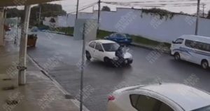 VIDEO: Atropellan a una niña en Teziutlán y se levanta como si nada.