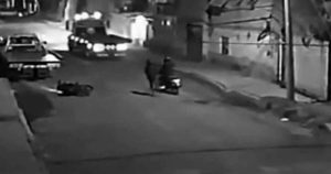 VIDEO ¬ Mujer evita el robo de su moto en Puebla y ahuyenta a los ladrones a gritos.