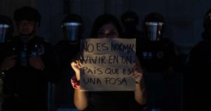 Cientos de familiares de personas desaparecidas, así como población civil se dieron cita en el Zócalo ante la convocatoria de luto nacional por los hechos ocurridos en Teuchitlán, Jalisco dónde fue asegurado un predio con presuntos crematorios clandestinos, así como 400 pares de zapatos de personas que fueron reclutadas de manera forzada para servir al crimen organizado. Las y los familiares clamaron al gobierno federal justicia y atención ante la creciente crisis de desapariciones forzadas que azota al país y que tiene un foco rojo en el estado gobernado actualmente por Pablo Lemus. Las familias colocaron pares de zapatos con veladoras a manera de homenaje y en memorias de a quienes continúan buscando. 
FOTO: GALO CAÑAS/CUARTOSCURO.COM