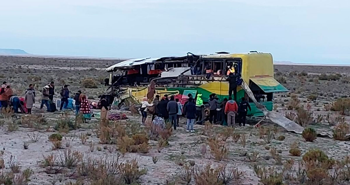 Choque de autobuses en Bolivia deja al menos 37 muertos