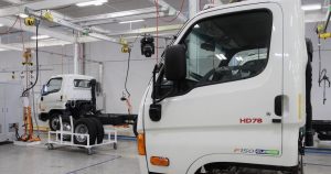 Se estima que alrededor de 5.3 millones de vehículos son fabricados en México y Canadá y que el 70 por ciento de ellos son vendidos en el mercado de Estados Unidos.