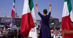 Miles de personas acudieron al Zócalo de la Ciudad de México con nostalgia por Andrés Manuel López Obrador (AMLO) y esperanzados en Claudia Sheinbaum Pardo.