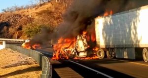 CJNG desata violencia en Michoacán y Jalisco con bloqueos y enfrentamientos armados.