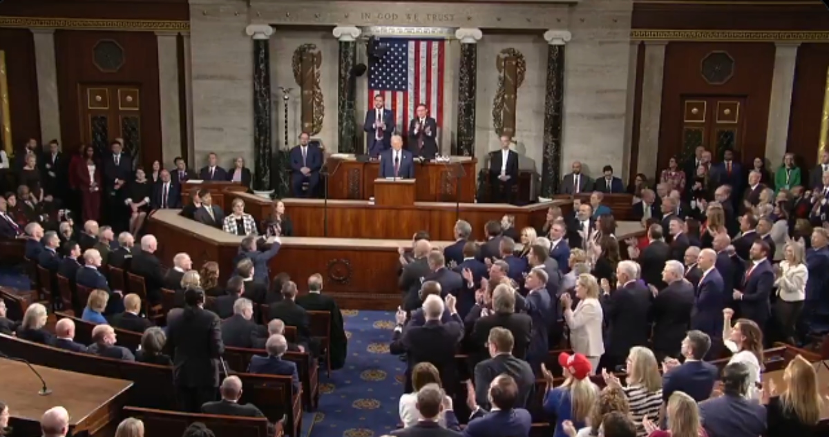 Expulsan a demócrata de la Cámara de Representantes tras abucheo contra discurso de Trump.