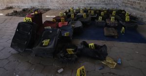 Sin embargo, la realidad terrible se impone a golpe de nuevos conceptos del horror con reminiscencias nazis que hablan de campos de exterminio y hornos crematorios, con la gran diferencia, en Auschwitz o cualquiera de las decenas de campos de concentración alemán, respondían a los intereses geopolíticos de Adolfo Hitler, mientras en el omnipresente Teuchitlán, responde a los intereses del crimen organizado en el sentido más amplio de la palabra.