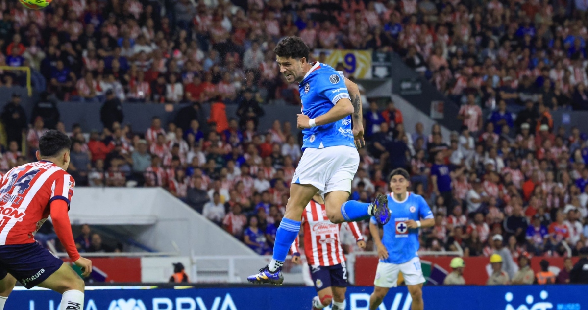 Cruz Azul con todo y contra todo derrotó a Chivas 1-0 con gran actuación del portero Kevin Mier.