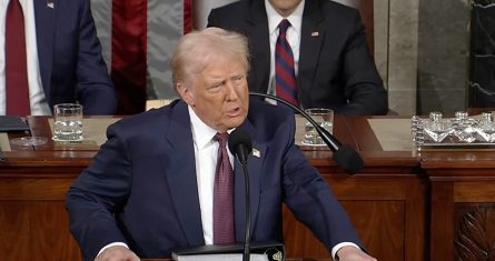 Donald Trump se aplaude ante el Congreso y defiende aranceles a México y Canadá.