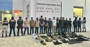 Doce civiles con armamento y vehículos son detenidos en un motel de Culiacán, Sinaloa.