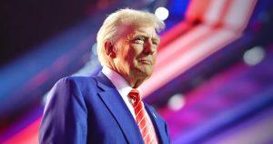 Trump aplaza aranceles automotrices.