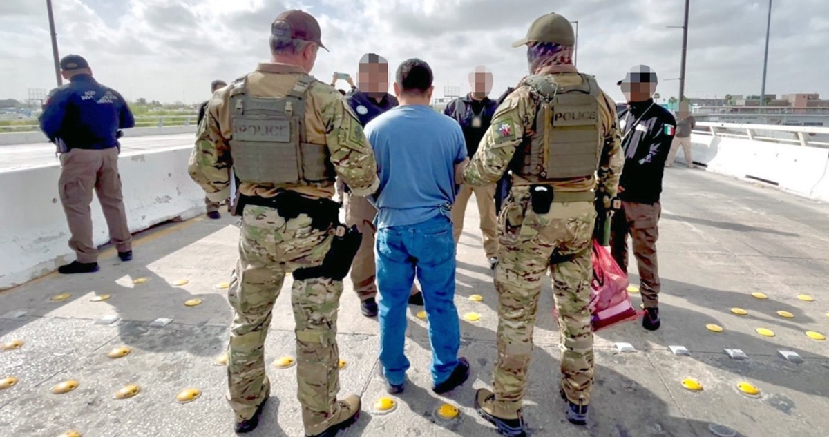 EU entrega a Ariel Núñez Figueroa, presunto implicado en desaparición de Ayotzinapa.