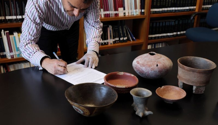La entrega-recepción del conjunto de monumentos arqueológicos muebles fue presidida por la directora para la Restitución del Patrimonio Cultural de la SRE, María José Buerba Romero Valdés, y el subdirector de Registro de Monumentos Arqueológicos Muebles de la Dirección de Registro Público del INAH, Alejandro Bautista Valdespino.