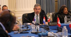 Juan Ramón de la Fuente exhorta a la OEA a fortalecer la cooperación y el dialogo.