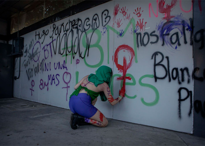 Madre de víctima de feminicidio protesta en el Zócalo