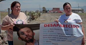 Las madres vieron ropa en las noticias. Lloraron. Y corrieron a Teuchitlán